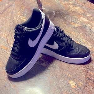 Nike Air Force 1 - Black and White